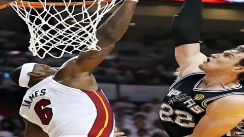 “阿贾克斯3-0大胜多特，罗伊斯点球入网，胡梅尔斯染红，欧冠小组赛四轮综述”